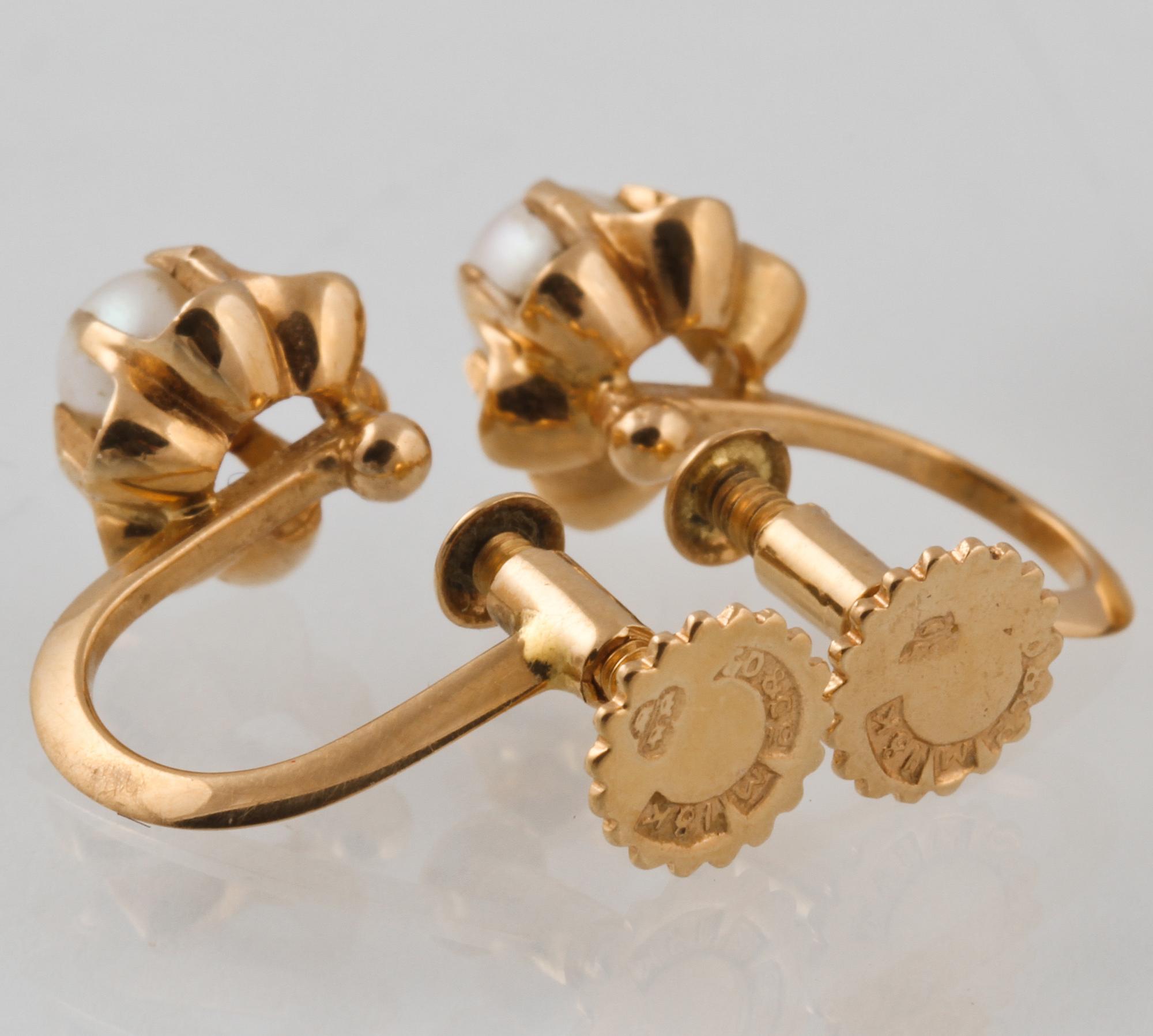 ÖRHÄNGEN, samt RING, 18K guld med briljantslipad diamant 0.11 ct samt odlade pärlor, Gustav Dahlgren & Co. Vikt 5,0 g.
