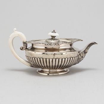 A silver teapot, William Eley & William Fearn, London 1823, 742 gram.