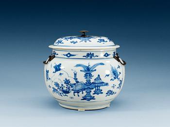 1699. A blue and white jar with cover, Qing dynasty, Kangxi (1662-1722).