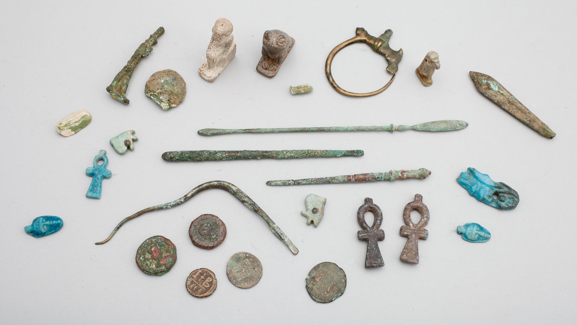 SAMLING FORNFÖREMÅL OCH MYNT, ca 25 st, metall, sten och lergods, medelhavsländerna.