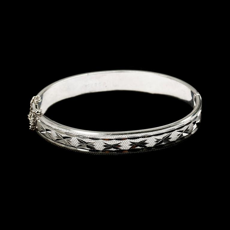 ARMRING, 18k vitguld. Ca 28 gr.