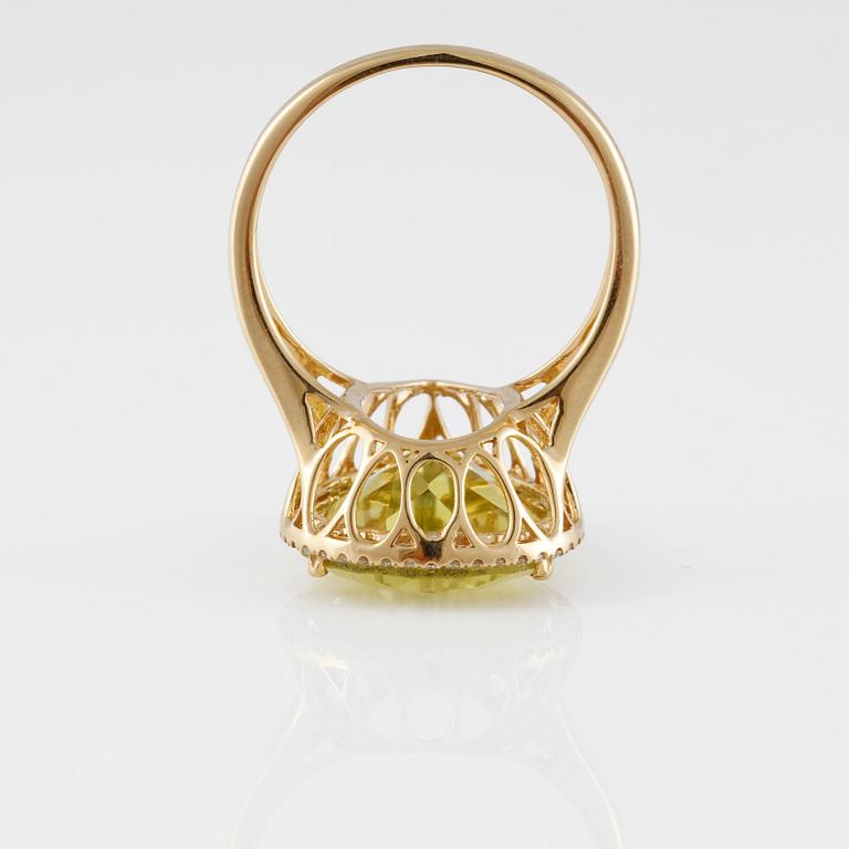 RING, 18K guld med fasettslipad topas ca 7,24 ct samt briljantslipade diamanter ca 0.26 ct. Vikt 5,5 gram.