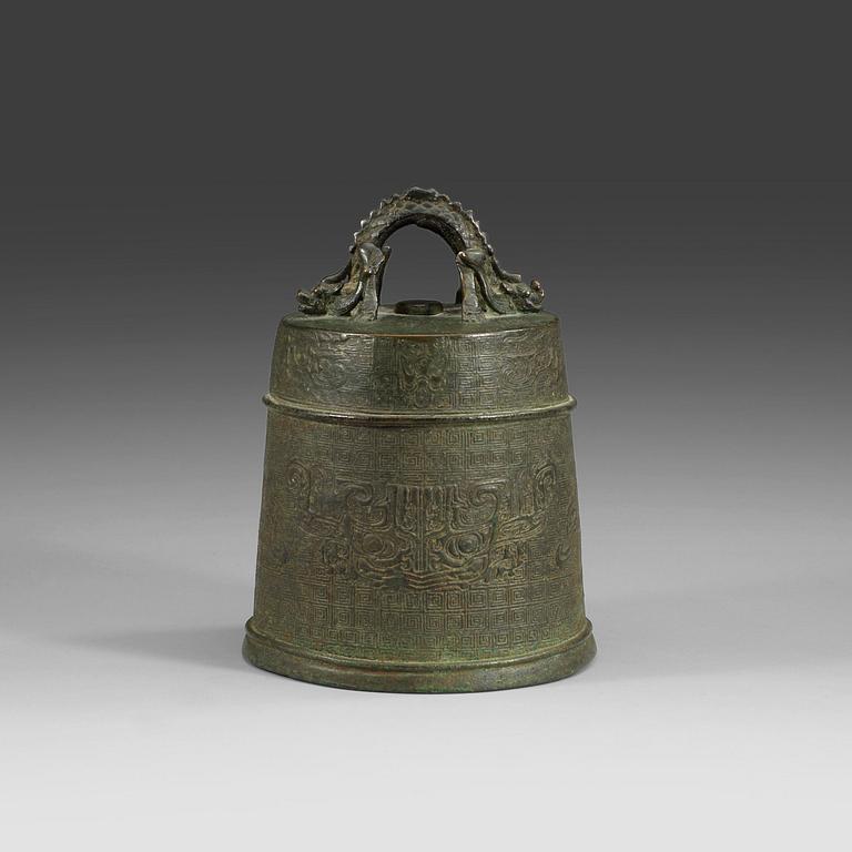 A archaistic bronze bell, late Ming dynasty/early Qing dynasty.