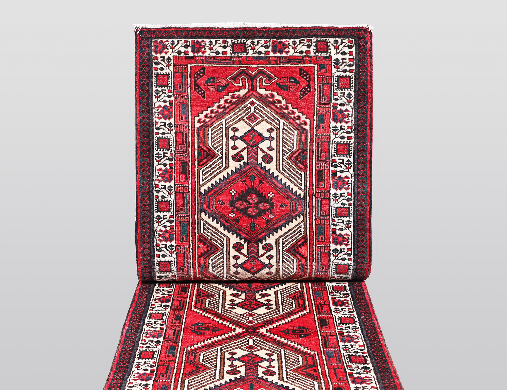 A runner, Sarab, ca 348 x 104 cm.