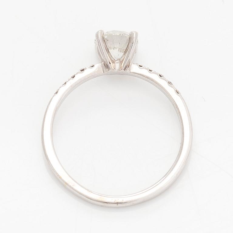 Ring, 14K vitguld med briljantslipade diamanter.