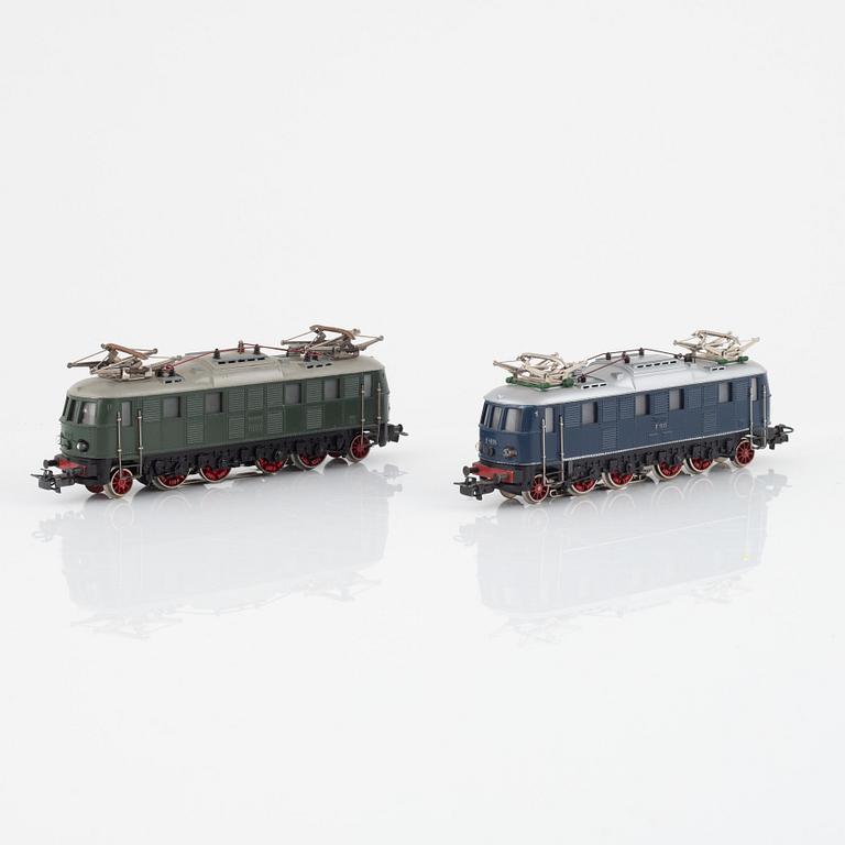 Märklin, two electrical locomotives, model 800 and 3023, gauge 800.