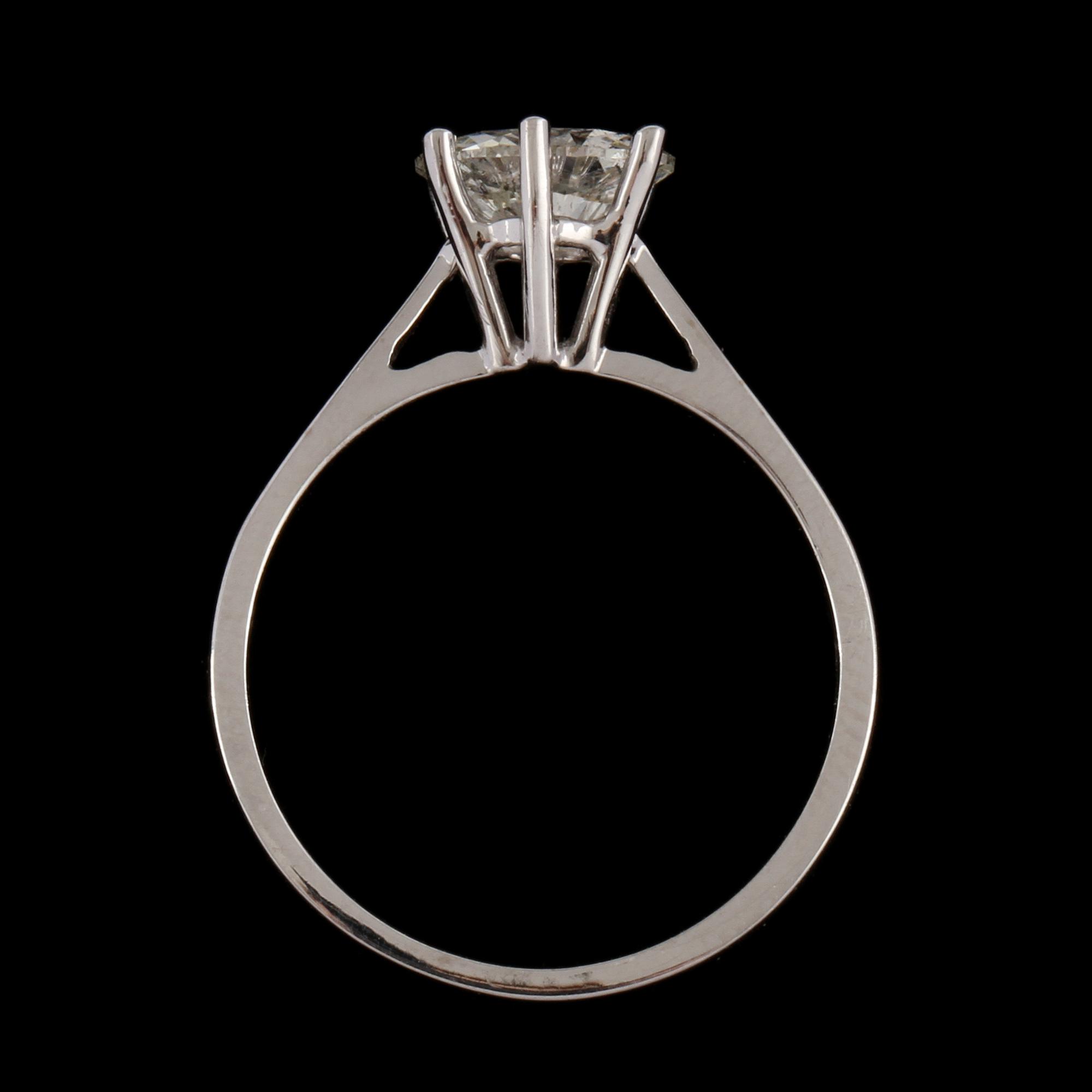 RING, 18k vitguld med ovalslipad diamant, 0.90 ct. Vikt 3 g.