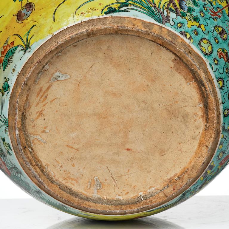 A large yellow ground '100 birds' fish basin, Qing dynasty, 19th century.