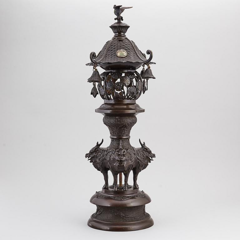 RÖKELSEKAR/PAGOD omgjord till BORDSLAMPA, brons. Japan, 1900-tal.