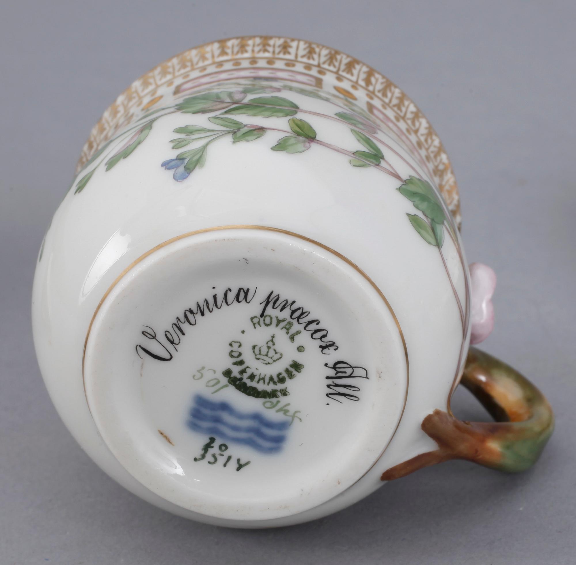 CREMEKOPPAR med FAT, porslin, 2 st, Flora Danica, Royal Copenhagen, Danmark.