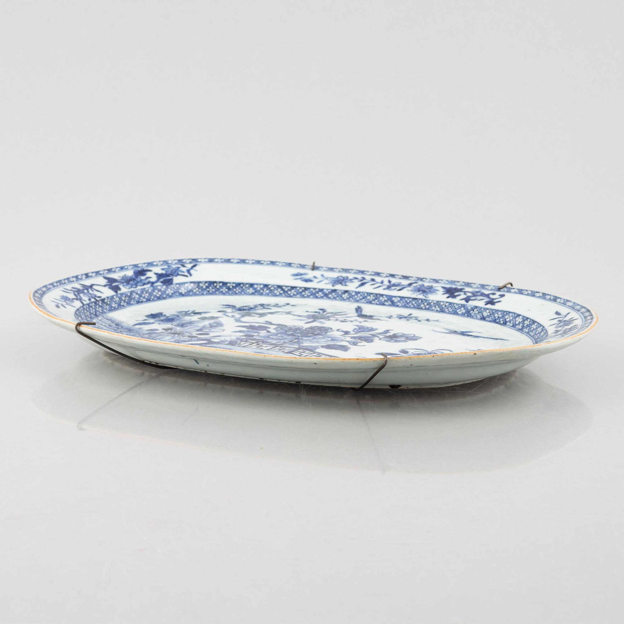 A blue and white serving dish, Qing dynasty, Qianlong (1736-95).