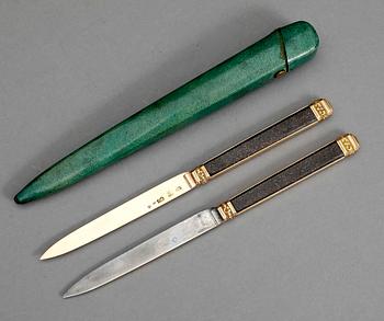 FRUKTKNIVAR, ett par, bl a guld, empire, 1800-talets första hälft.