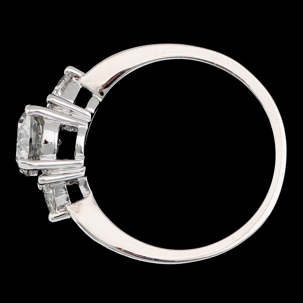 RING, 18 k vitguld, briljantslipade diamanter tot ca 1.28 ct. Vikt ca 4,4 g.