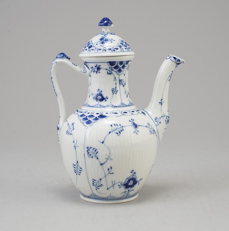 SERVIS, 44 delar, porslin, "Musselmalet", Royal Copenhagen, Danmark.