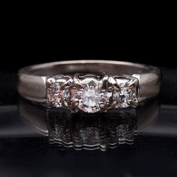 RING, vitguld 14K, 3 briljantslipade diamanter, tot. ca 0,30 ct. Kultaseppä J. Toivola Ingå 1981. Vikt 4,8 g.