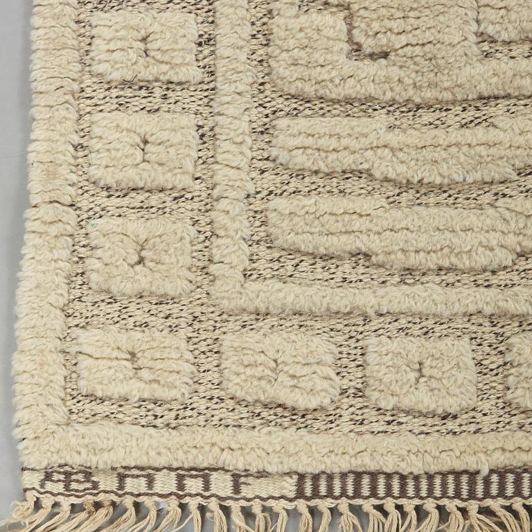 Märta Måås-Fjetterström, A CARPET, "Vita spetsporten", knotted pile in relief, 144,5 x  91,5 cm, signed AB MMF.