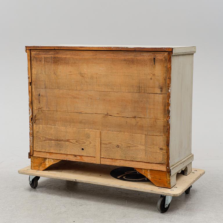 A painted chest of drawers, end of the 19th Century.