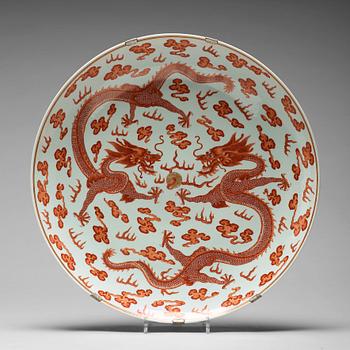 868. A large iron-red and gilt 'dragon' charger, Qing dynasty, with Guangxus mark and of the period (1874-1908).