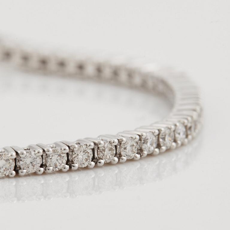 A brilliant cut diamond bracelet.