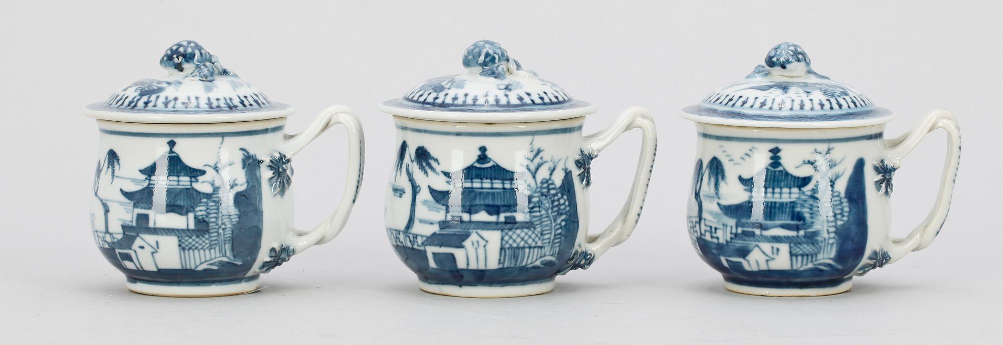 CREMEKOPPAR, 3 st, porslin, Kina, 1800-talets första hälft.