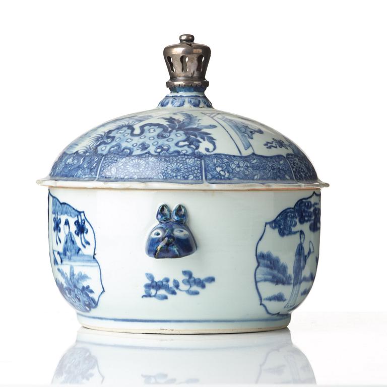 A blue and white tureen with cover, Qing dynasty, Qianlong (1736-95).