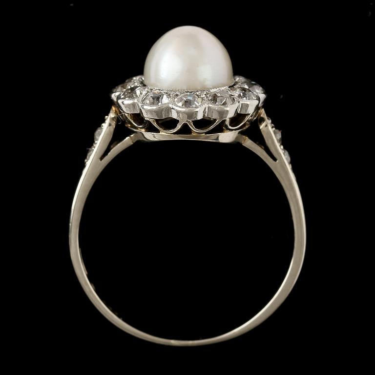 RING, 18k vitguld med odlad pärla och 12 briljantslipade diamanter, Stockholm, 1936. Vikt 3 g.