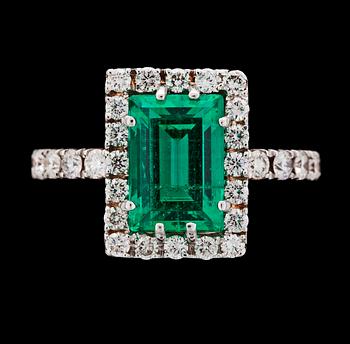 1171. RING, trappslipad smaragd, ca 2.80, med briljantslipade diamanter, tot. ca 0.70 ct.