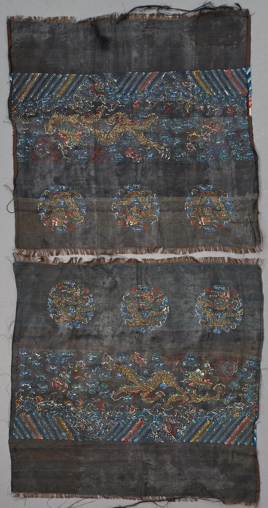 TEXTILIER, tre delar, broderat siden, samt PARTI TYG, siden. Qingdynastin (1644-1912).