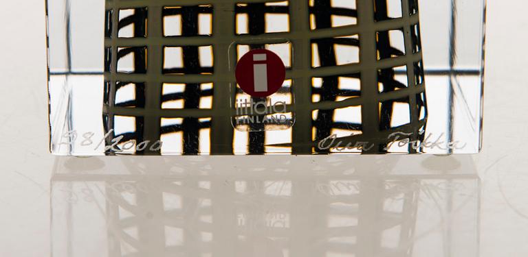 OIVA TOIKKA, AN ANNUAL CUBE, glass, signed Oiva Toikka Nuutajärvi 2002, numbered 98/2000.