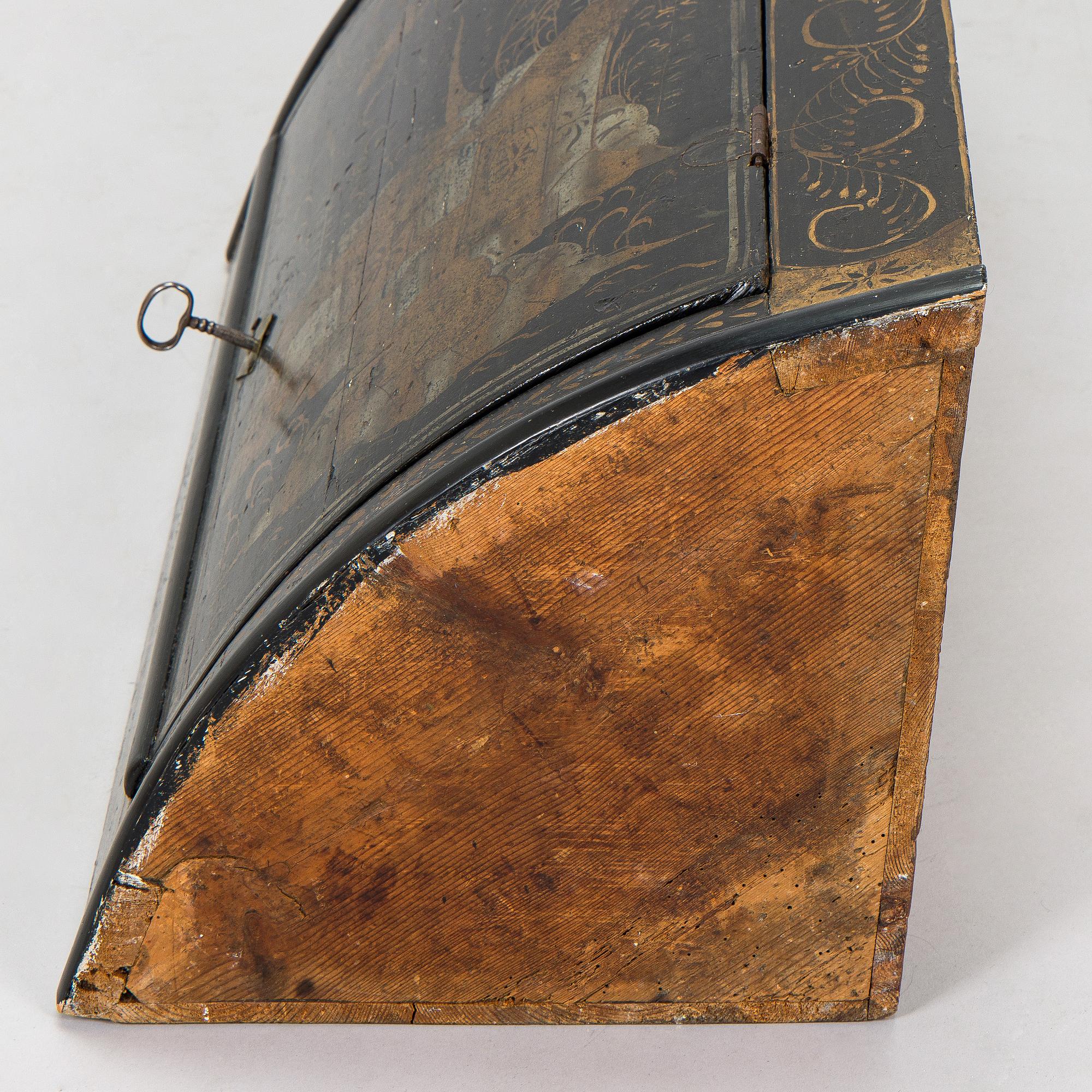 Corner cabinet with shelves, 18th/19th century.