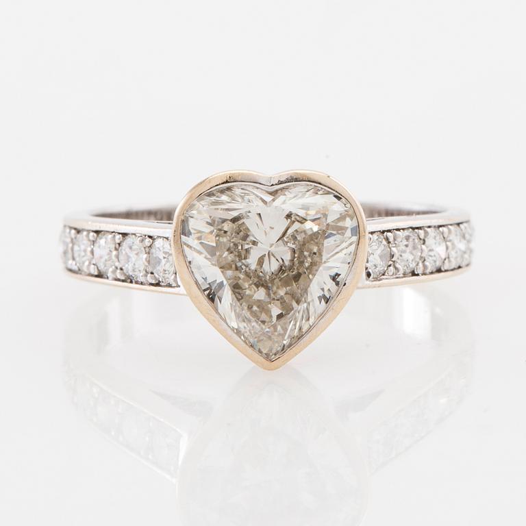 Ring 18K white gold set with a heart-shaped diamond approx. 2.00 ct and round brilliant-cut diamonds.