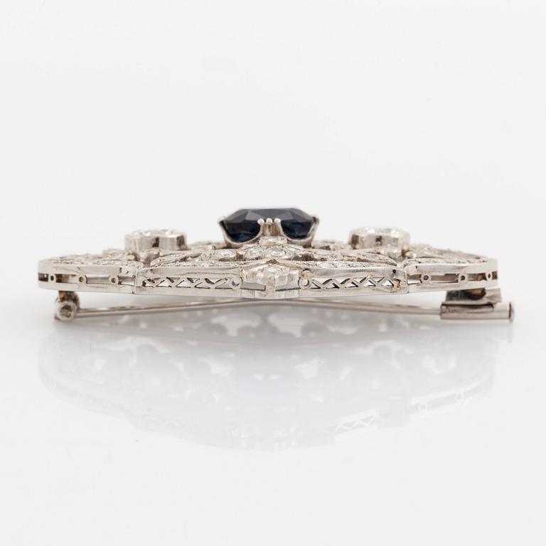Brosch platina med en fasettslipad safir samt gammal- och åttkantslipade diamanter.