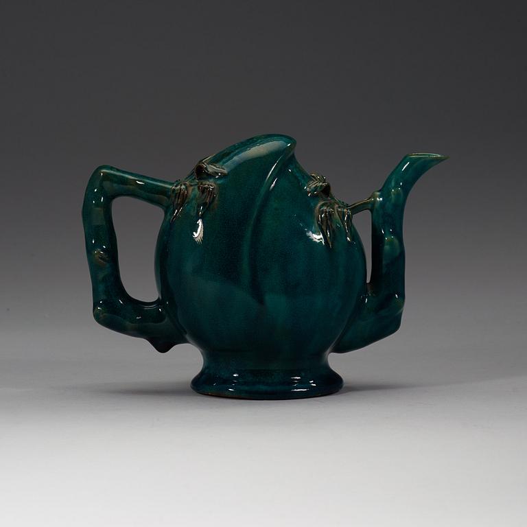 A turkoise glazed peach shaped cadogan pot, late Qing dynasty (1644-1912).