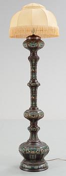 397. GOLVLAMPA, brunpatinerad brons och cloissoné. Sekelskifte 1900.