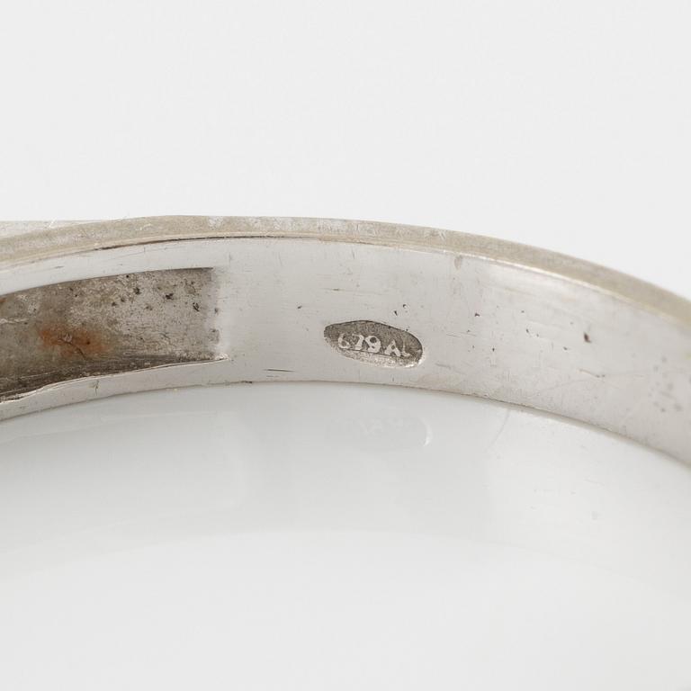 Alliansring 18K vitguld med safirer.