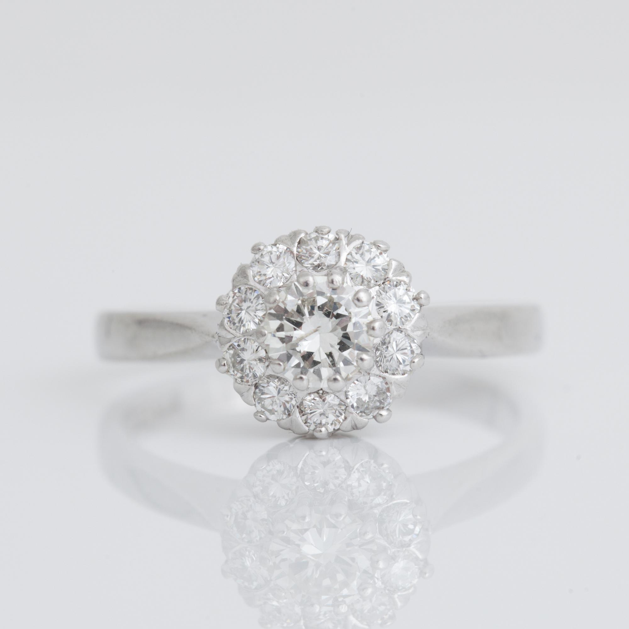RING, 18K vitguld och briljantslipade diamanter, tot ca 0,98 ct, Åhlén & Samuelsson, Stockholm, 1966. Vikt ca 4,07 g.