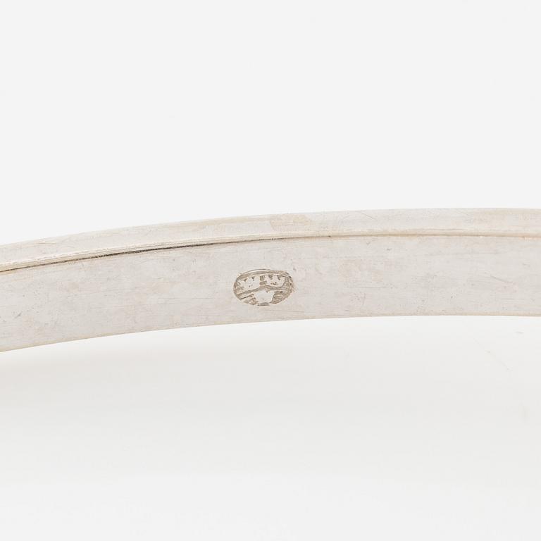 Bangle, 18K white gold with brilliant-cut diamond.