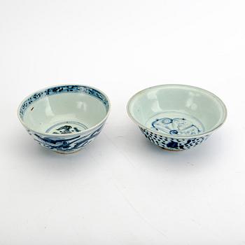Skålar, två stycken, porslin. Mingdynastin, (1368-1644). För den sydostasiatiska marknaden.
