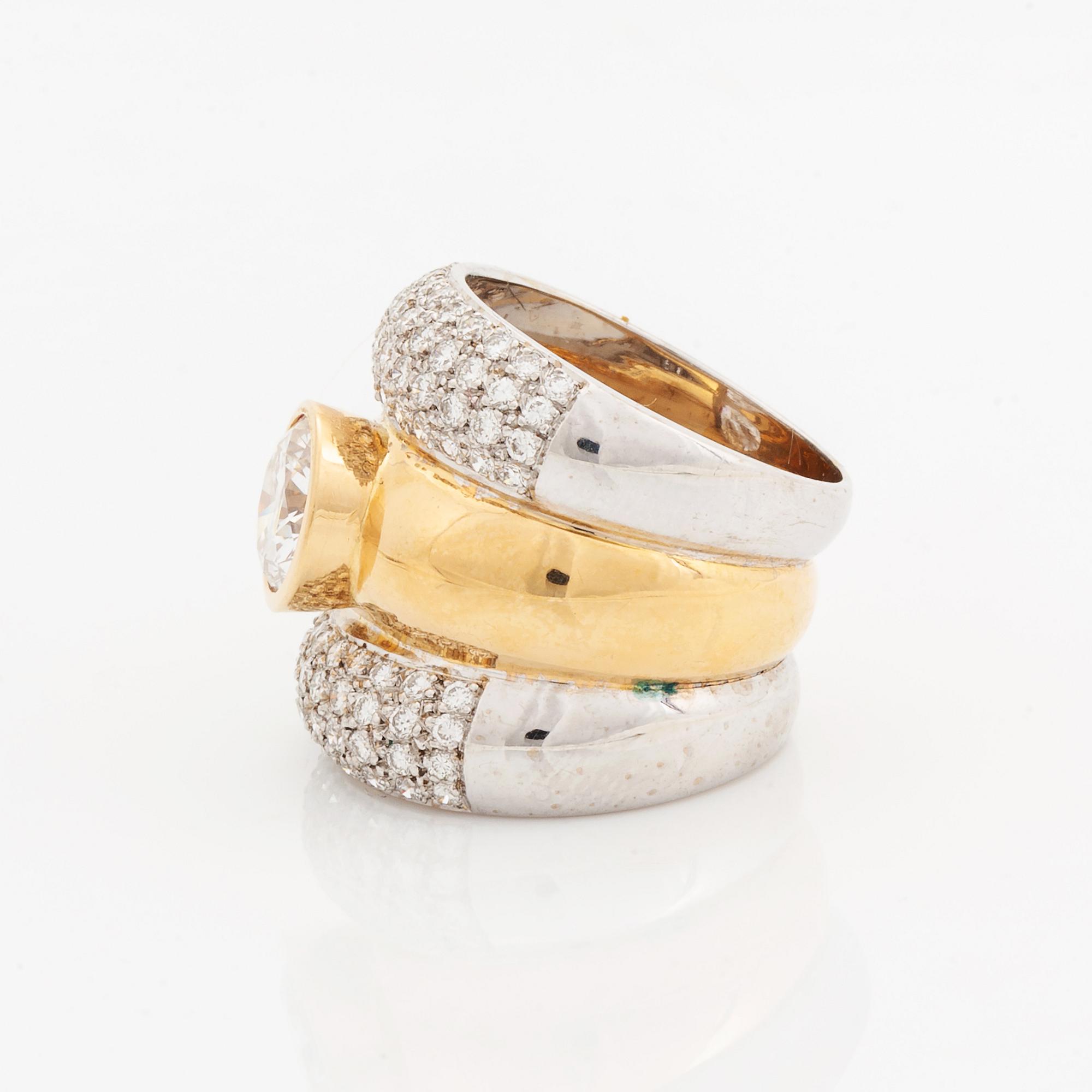 Ring med briljantslipade diamanter.