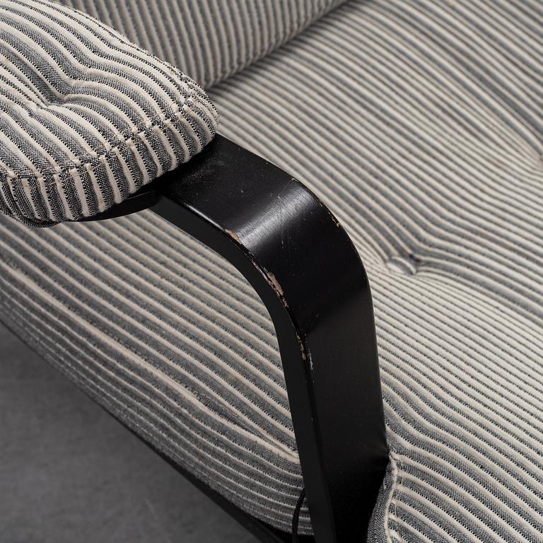 Bruno Mathsson, fåtölj med fotpall, "Ingrid", DUX. Jubileumsutgåva 2007. Plakettmärkta.