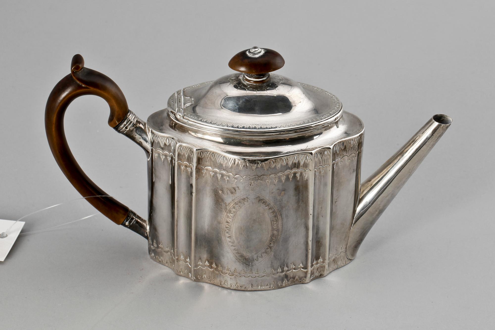 TEKANNA, silver, Robert Hennell I, London, 1788. Vikt tot 377g.