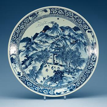 1729. A large blue and white dish, Qing dynasty, 19th Century.