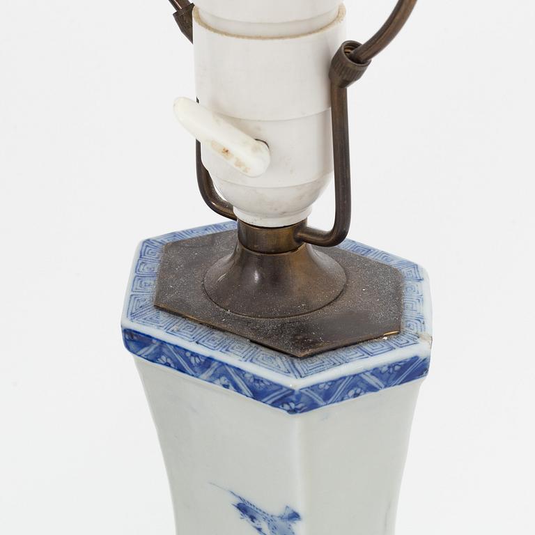 Bordslampor, ett par, porslin, Seto, Japan, Meiji, omkring 1900.