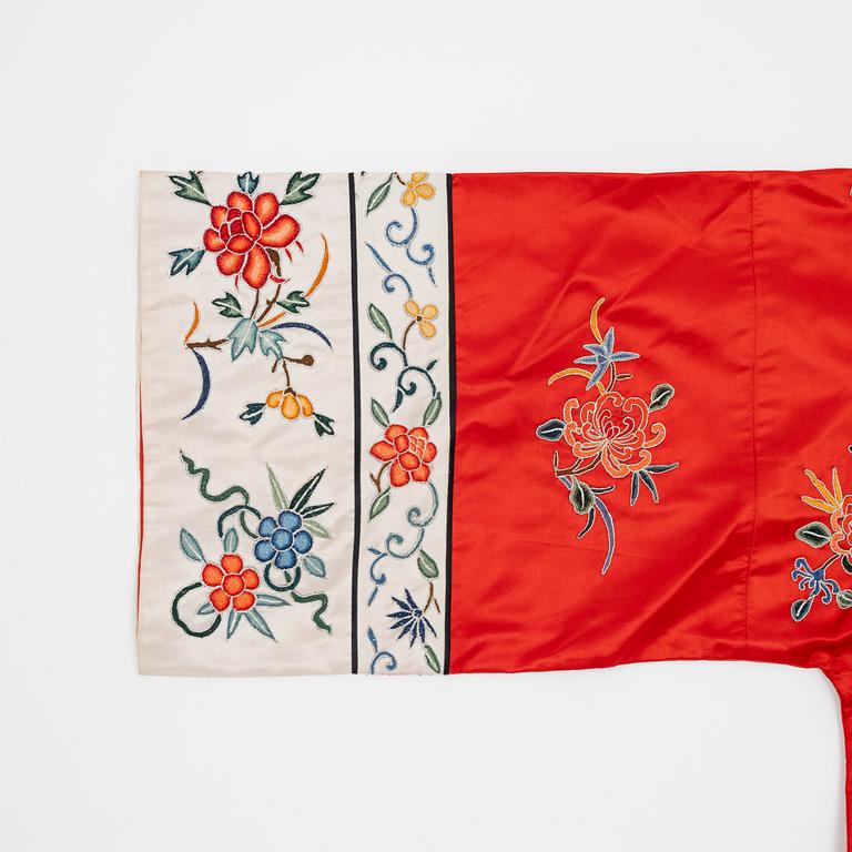An embroidered Chinese silk robe, first half of the 20th century.