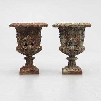 A pair of garden urns, 20th century.