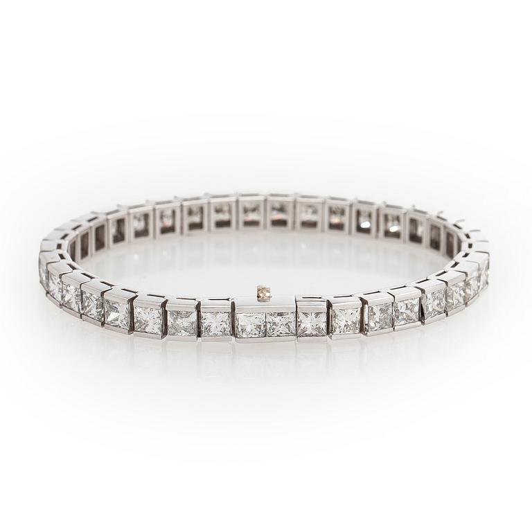 Tennis bracelet, princess cut diamonds c. 19.50 ct in total, 18K white gold.
