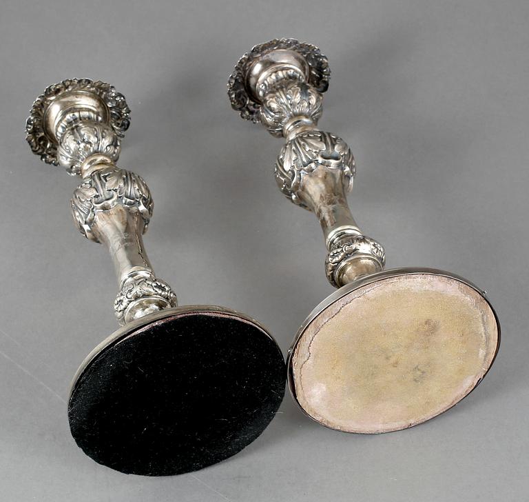 LJUSSTAKAR, ett par, silver, senempire/nyrokoko, ostämplade, 1840-tal.
