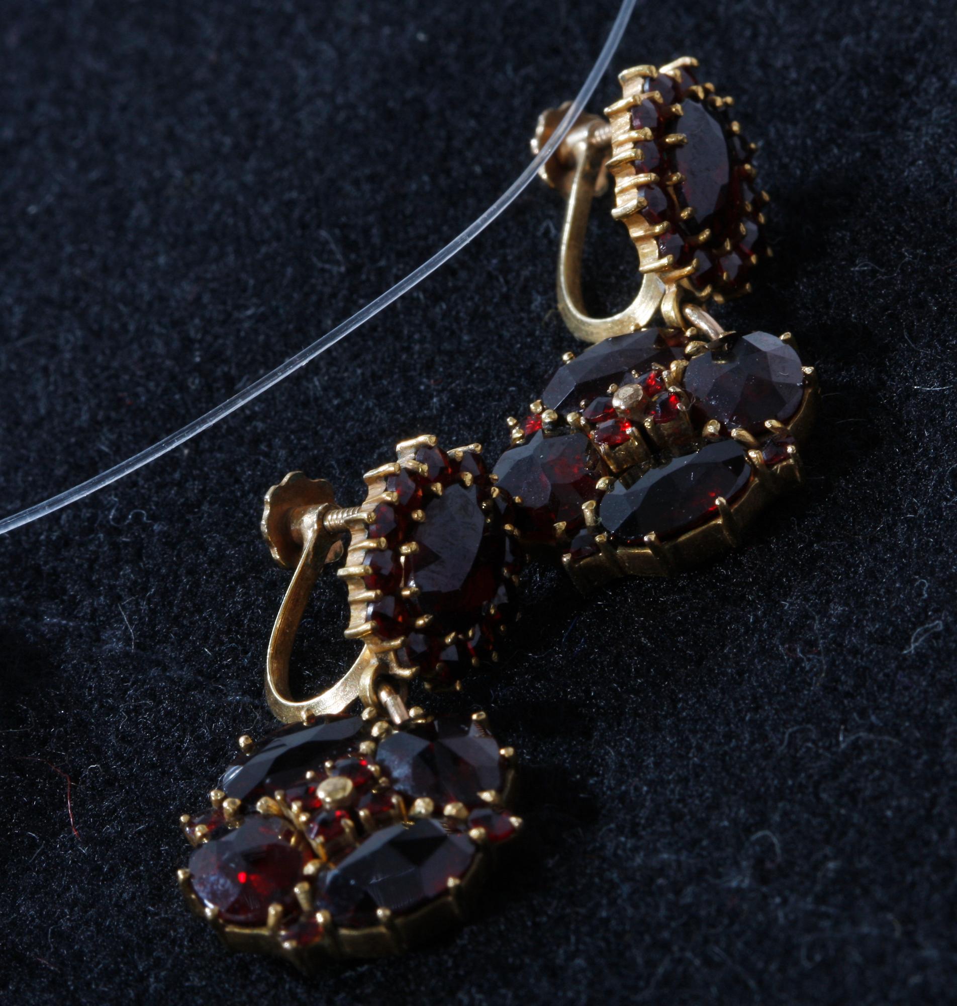 GARNITYR, 3 delar. Bl a silver.