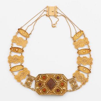 Collier,  18K guld med glasfluss och karneol, filigran, Stockholm år 1800.