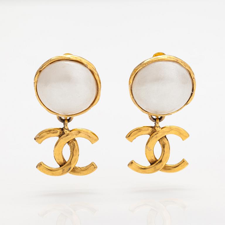 Chanel, Örhängen, guldfärgad metall och pärlimitation. Märkta Chanel 94 A Made in France.